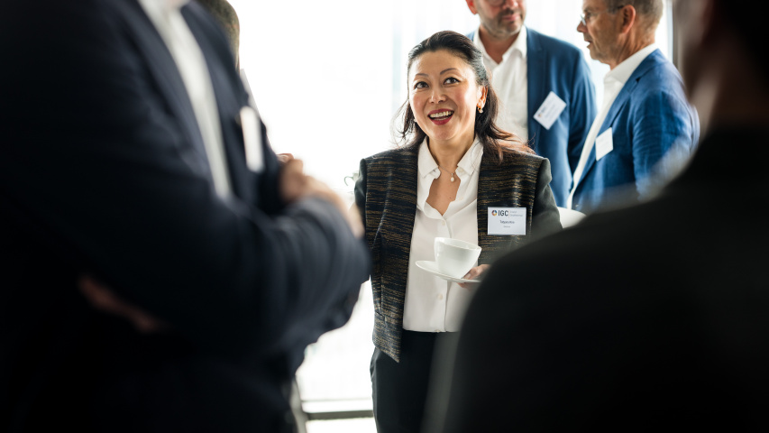 Eine Frau unterhält sich mit zwei Männern.