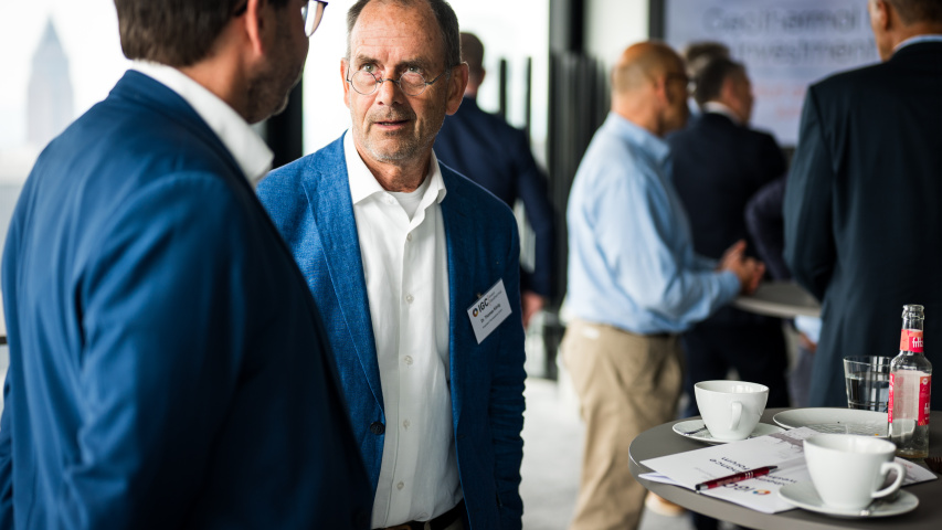 Zwei Männer unterhalten sich