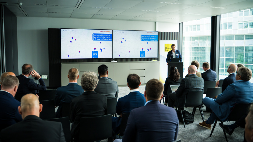 Ein Mann hält einen Vortrag vor einem Publikum.