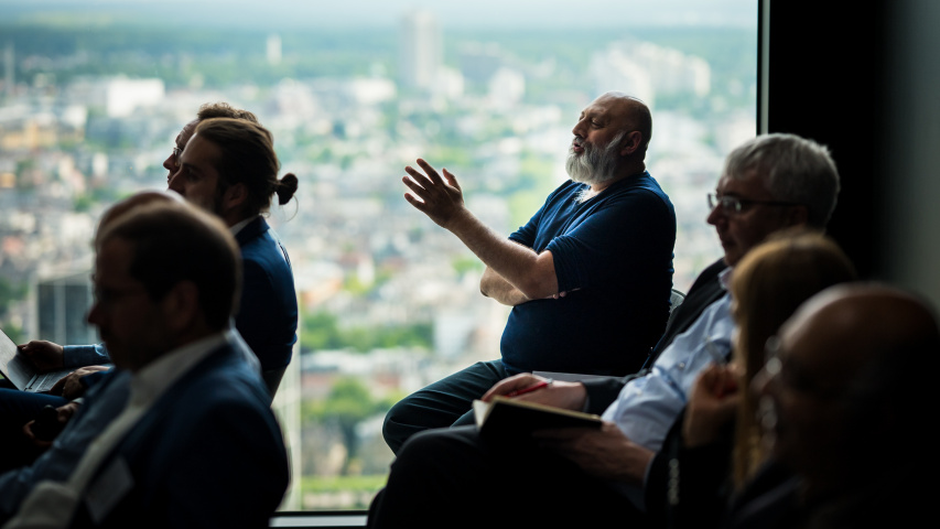 Ein Mann im Publikum stellt eine Frage.