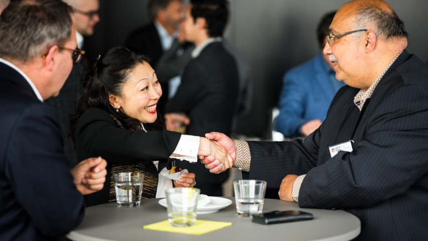 Ein Mann und eine Frau schütteln sich die Hand.